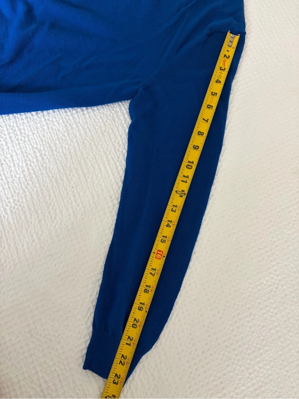Italian Merino Wool V-Neck Sweater in a deep rich Blue Large - GAP minor flaw